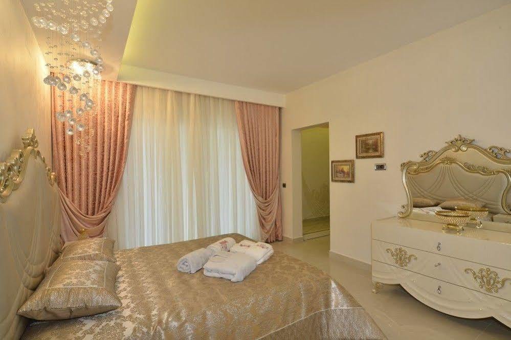 Calista, Empire, Seven Stars Hotell